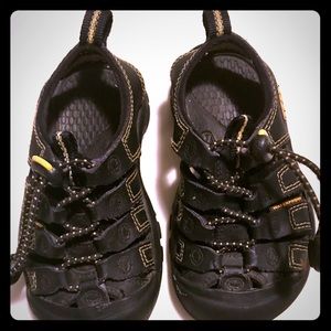 Toddler boys keens size 9